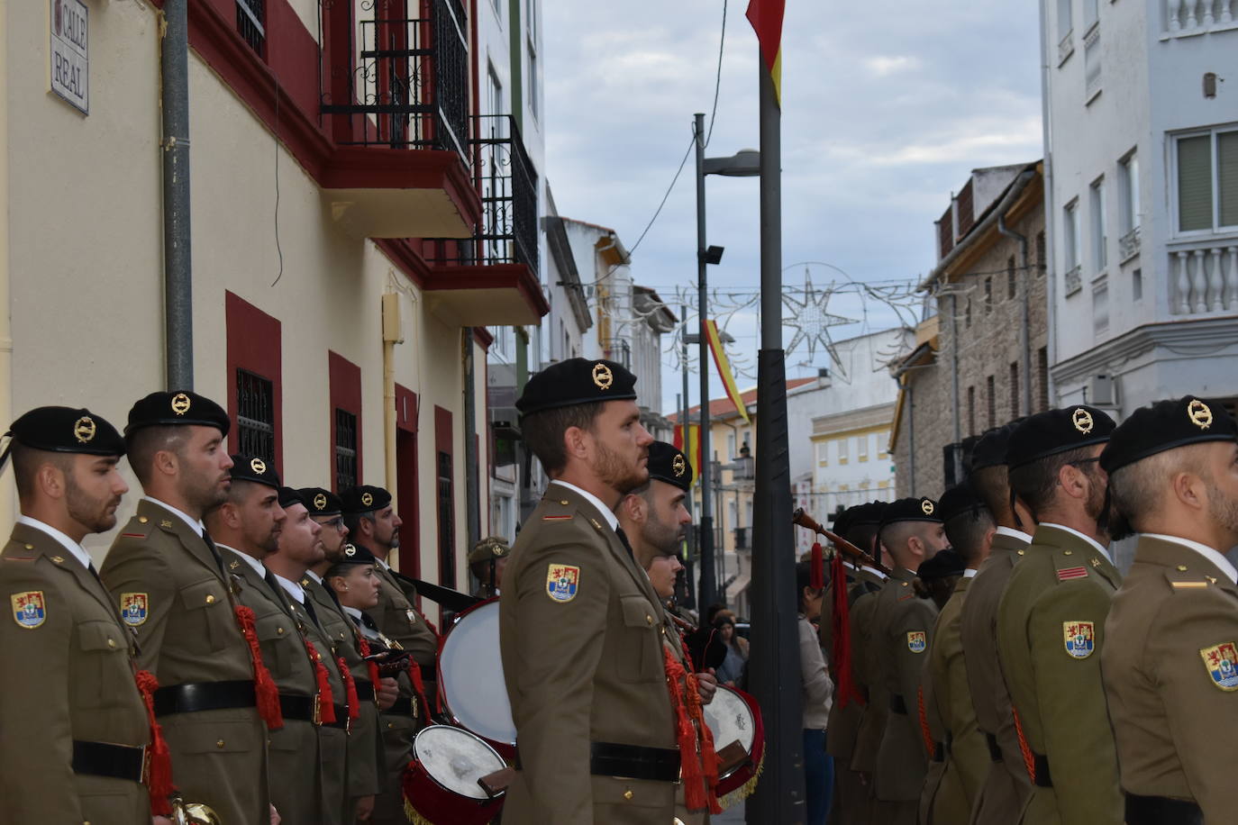 Fotos: Solemne arriado de bandera en honor al Teniente Saturnino Martín Cerezo