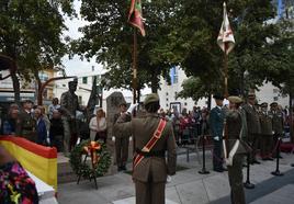 La Plaza de España de Miajadas acogió un acto solemne de Arriado de Bandera con motivo del '125 aniversario de la participación del Ejército en los conflictos de Cuba y Filipinas'. Un homenaje a los que dieron su vida por España, destacando al Teniente Saturnino Martín Cerezo