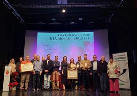 Los premiados posan junto a las autoridades