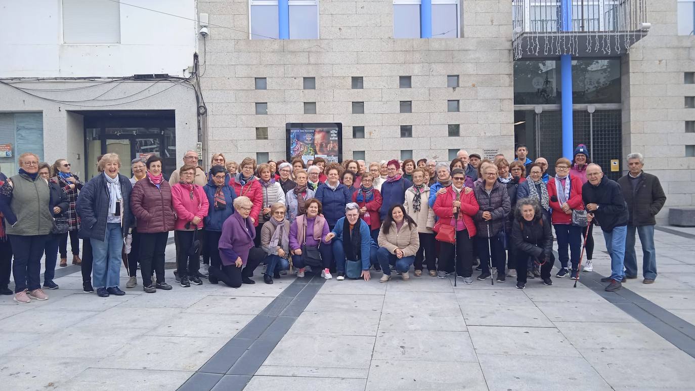 Los participantes se reunieron en la plaza a primera hora antes de comenzar la ruta por Miajadas