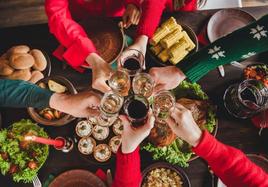 Los mayores de Alcollarín que vivan solos podrán comer y cenar acompañados los festivos navideños