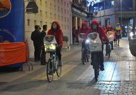 La San Silvestre Miajadeña fue de las primeras en despedir el 2023. Unos 500 participantes de todas las edades se reunieron en la localidad este viernes 29 de diciembre para decir adiós al año con deporte y deportividad. Andando, corriendo o en bicicleta, todo valía para recorrer las calles de Miajadas. Eso sí, lo que todos los corredores tuvieron en común fue el humor, porque no faltaron complementos y disfraces navideños para reír y hacer reír. Además, la asociación 'Miajadas Incluye' y el Catering Pianno estuvieron animando y apoyando el evento de forma solidaria. Al finalizar el evento, la organización de la Concejalía de Deportes sorteó en la Plaza de España, entre todos los dorsales participantes, un total de 40 regalos