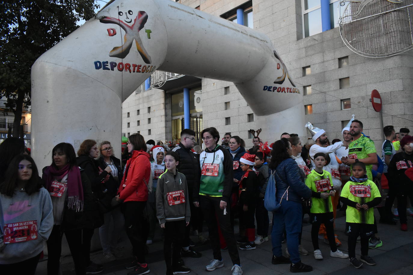 La VIII San Silvestre Miajadeña dejó momentos divertidos y únicos, como se esperaba de ella. La emoción en la cara de los corredores a la salida, la diversión en el trayecto, el cansancio en todo su cuerpo a la llegada a meta, un cansancio mezclado con la satisfacción del objetivo conseguido, la alegría de los ganadores de los premios a los disfraces, el disfrute del público,... Todo lo que hace que la San Silvestre Miajadeña sea uno de los días más esperados del año. 