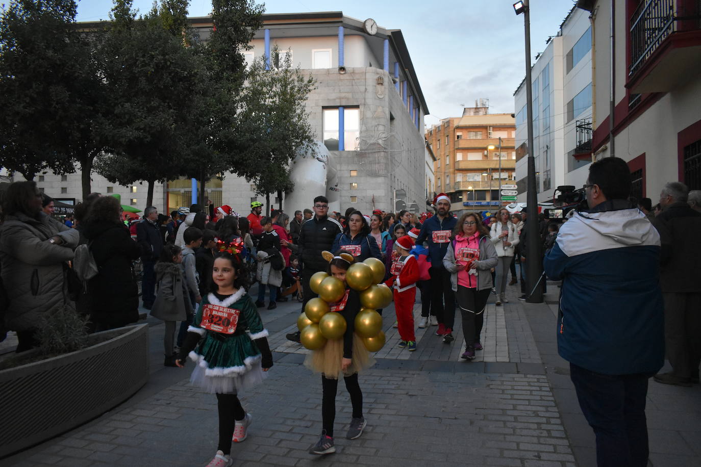 La VIII San Silvestre Miajadeña dejó momentos divertidos y únicos, como se esperaba de ella. La emoción en la cara de los corredores a la salida, la diversión en el trayecto, el cansancio en todo su cuerpo a la llegada a meta, un cansancio mezclado con la satisfacción del objetivo conseguido, la alegría de los ganadores de los premios a los disfraces, el disfrute del público,... Todo lo que hace que la San Silvestre Miajadeña sea uno de los días más esperados del año. 