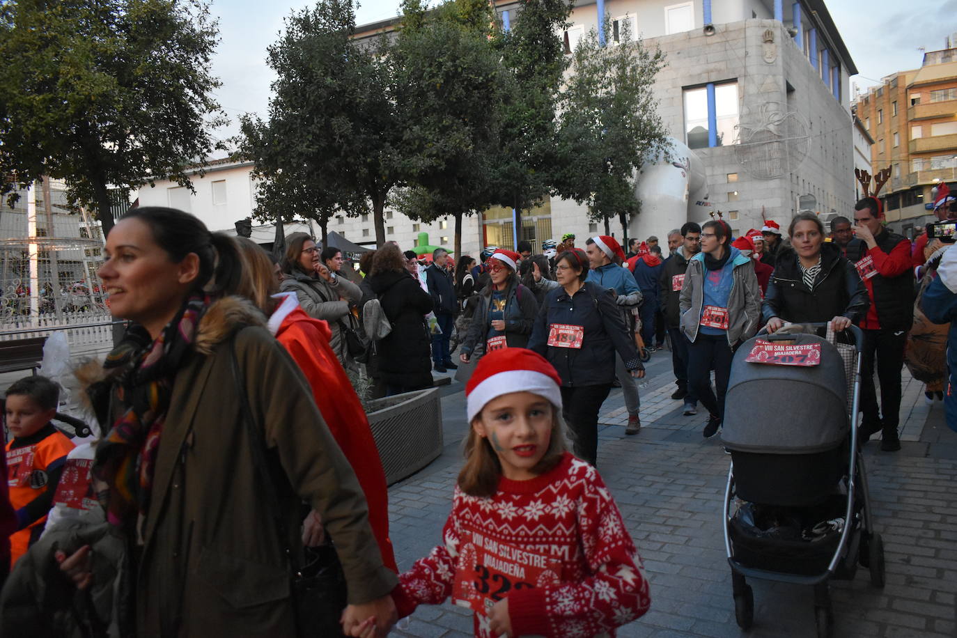 La VIII San Silvestre Miajadeña dejó momentos divertidos y únicos, como se esperaba de ella. La emoción en la cara de los corredores a la salida, la diversión en el trayecto, el cansancio en todo su cuerpo a la llegada a meta, un cansancio mezclado con la satisfacción del objetivo conseguido, la alegría de los ganadores de los premios a los disfraces, el disfrute del público,... Todo lo que hace que la San Silvestre Miajadeña sea uno de los días más esperados del año. 