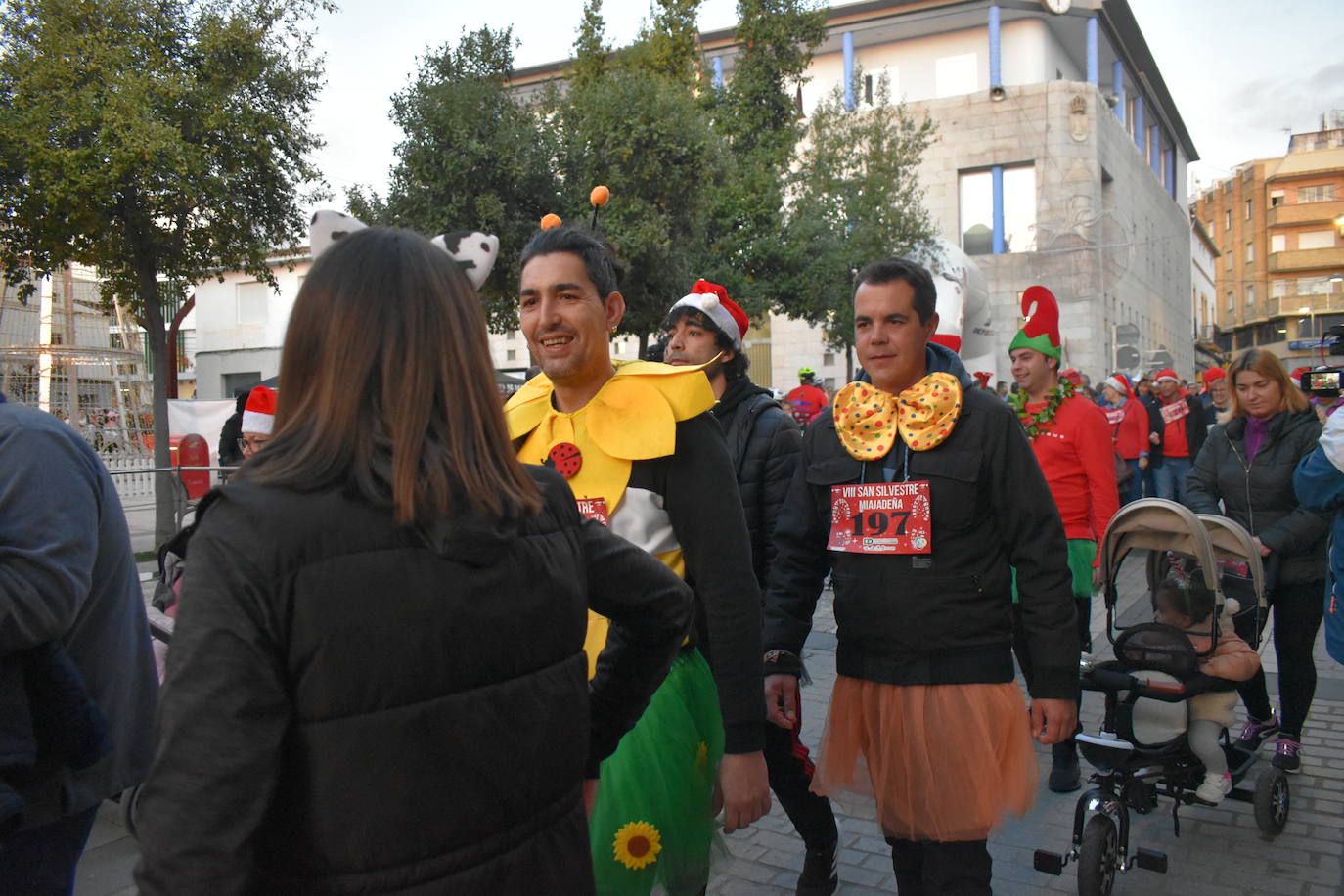 La VIII San Silvestre Miajadeña dejó momentos divertidos y únicos, como se esperaba de ella. La emoción en la cara de los corredores a la salida, la diversión en el trayecto, el cansancio en todo su cuerpo a la llegada a meta, un cansancio mezclado con la satisfacción del objetivo conseguido, la alegría de los ganadores de los premios a los disfraces, el disfrute del público,... Todo lo que hace que la San Silvestre Miajadeña sea uno de los días más esperados del año. 