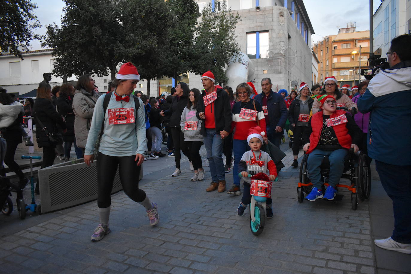 La VIII San Silvestre Miajadeña dejó momentos divertidos y únicos, como se esperaba de ella. La emoción en la cara de los corredores a la salida, la diversión en el trayecto, el cansancio en todo su cuerpo a la llegada a meta, un cansancio mezclado con la satisfacción del objetivo conseguido, la alegría de los ganadores de los premios a los disfraces, el disfrute del público,... Todo lo que hace que la San Silvestre Miajadeña sea uno de los días más esperados del año. 