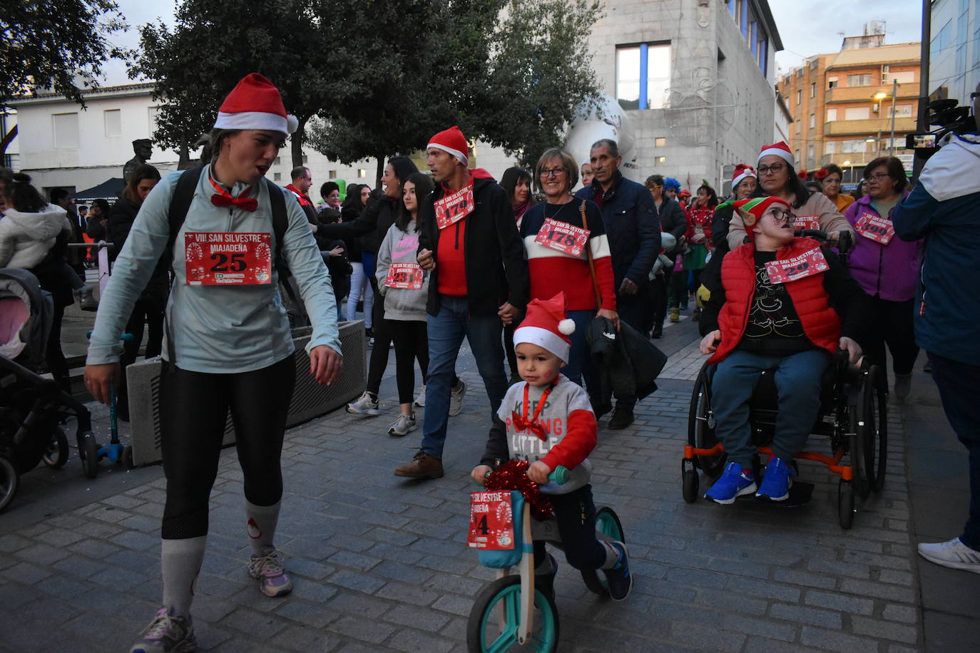 La VIII San Silvestre Miajadeña dejó momentos divertidos y únicos, como se esperaba de ella. La emoción en la cara de los corredores a la salida, la diversión en el trayecto, el cansancio en todo su cuerpo a la llegada a meta, un cansancio mezclado con la satisfacción del objetivo conseguido, la alegría de los ganadores de los premios a los disfraces, el disfrute del público,... Todo lo que hace que la San Silvestre Miajadeña sea uno de los días más esperados del año. 