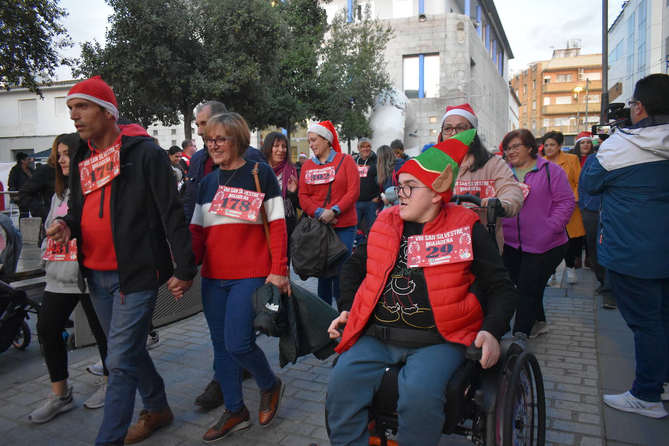 La VIII San Silvestre Miajadeña dejó momentos divertidos y únicos, como se esperaba de ella. La emoción en la cara de los corredores a la salida, la diversión en el trayecto, el cansancio en todo su cuerpo a la llegada a meta, un cansancio mezclado con la satisfacción del objetivo conseguido, la alegría de los ganadores de los premios a los disfraces, el disfrute del público,... Todo lo que hace que la San Silvestre Miajadeña sea uno de los días más esperados del año. 