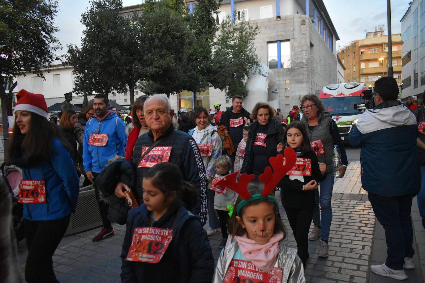 La VIII San Silvestre Miajadeña dejó momentos divertidos y únicos, como se esperaba de ella. La emoción en la cara de los corredores a la salida, la diversión en el trayecto, el cansancio en todo su cuerpo a la llegada a meta, un cansancio mezclado con la satisfacción del objetivo conseguido, la alegría de los ganadores de los premios a los disfraces, el disfrute del público,... Todo lo que hace que la San Silvestre Miajadeña sea uno de los días más esperados del año. 