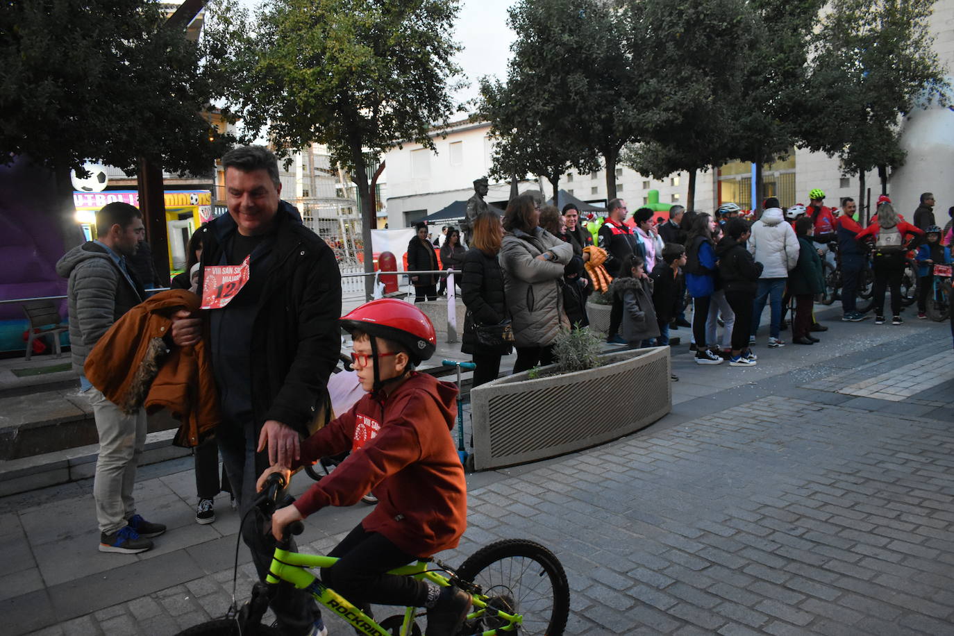 La VIII San Silvestre Miajadeña dejó momentos divertidos y únicos, como se esperaba de ella. La emoción en la cara de los corredores a la salida, la diversión en el trayecto, el cansancio en todo su cuerpo a la llegada a meta, un cansancio mezclado con la satisfacción del objetivo conseguido, la alegría de los ganadores de los premios a los disfraces, el disfrute del público,... Todo lo que hace que la San Silvestre Miajadeña sea uno de los días más esperados del año. 