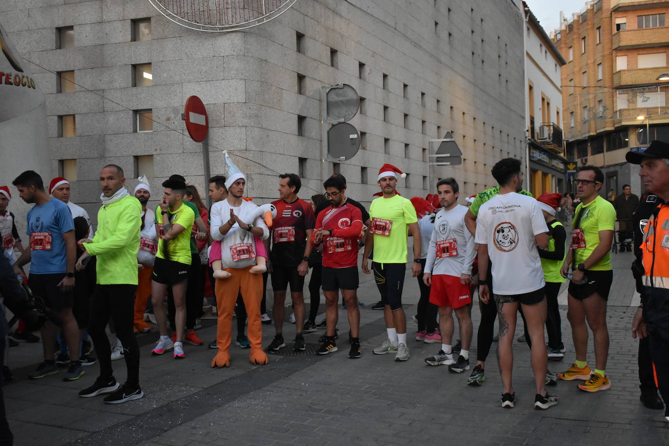 La VIII San Silvestre Miajadeña dejó momentos divertidos y únicos, como se esperaba de ella. La emoción en la cara de los corredores a la salida, la diversión en el trayecto, el cansancio en todo su cuerpo a la llegada a meta, un cansancio mezclado con la satisfacción del objetivo conseguido, la alegría de los ganadores de los premios a los disfraces, el disfrute del público,... Todo lo que hace que la San Silvestre Miajadeña sea uno de los días más esperados del año. 