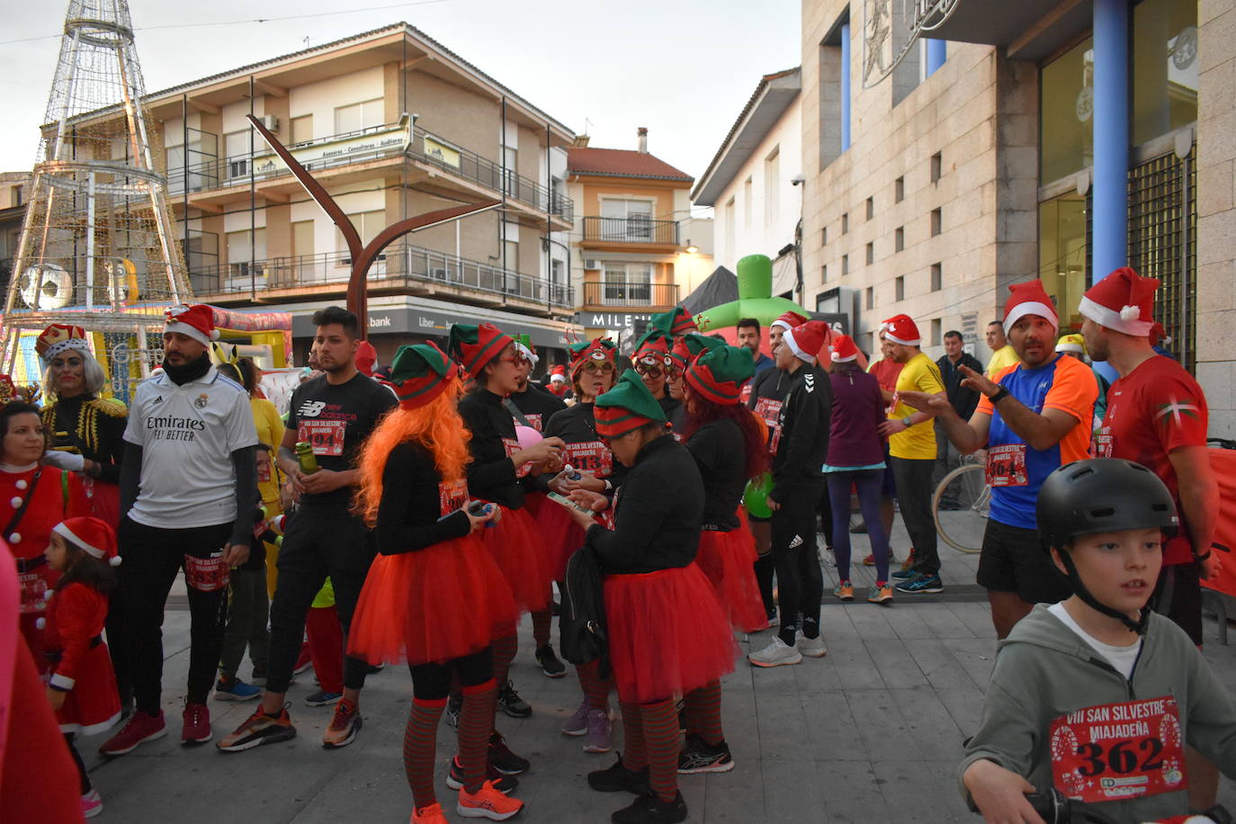 La VIII San Silvestre Miajadeña dejó momentos divertidos y únicos, como se esperaba de ella. La emoción en la cara de los corredores a la salida, la diversión en el trayecto, el cansancio en todo su cuerpo a la llegada a meta, un cansancio mezclado con la satisfacción del objetivo conseguido, la alegría de los ganadores de los premios a los disfraces, el disfrute del público,... Todo lo que hace que la San Silvestre Miajadeña sea uno de los días más esperados del año. 