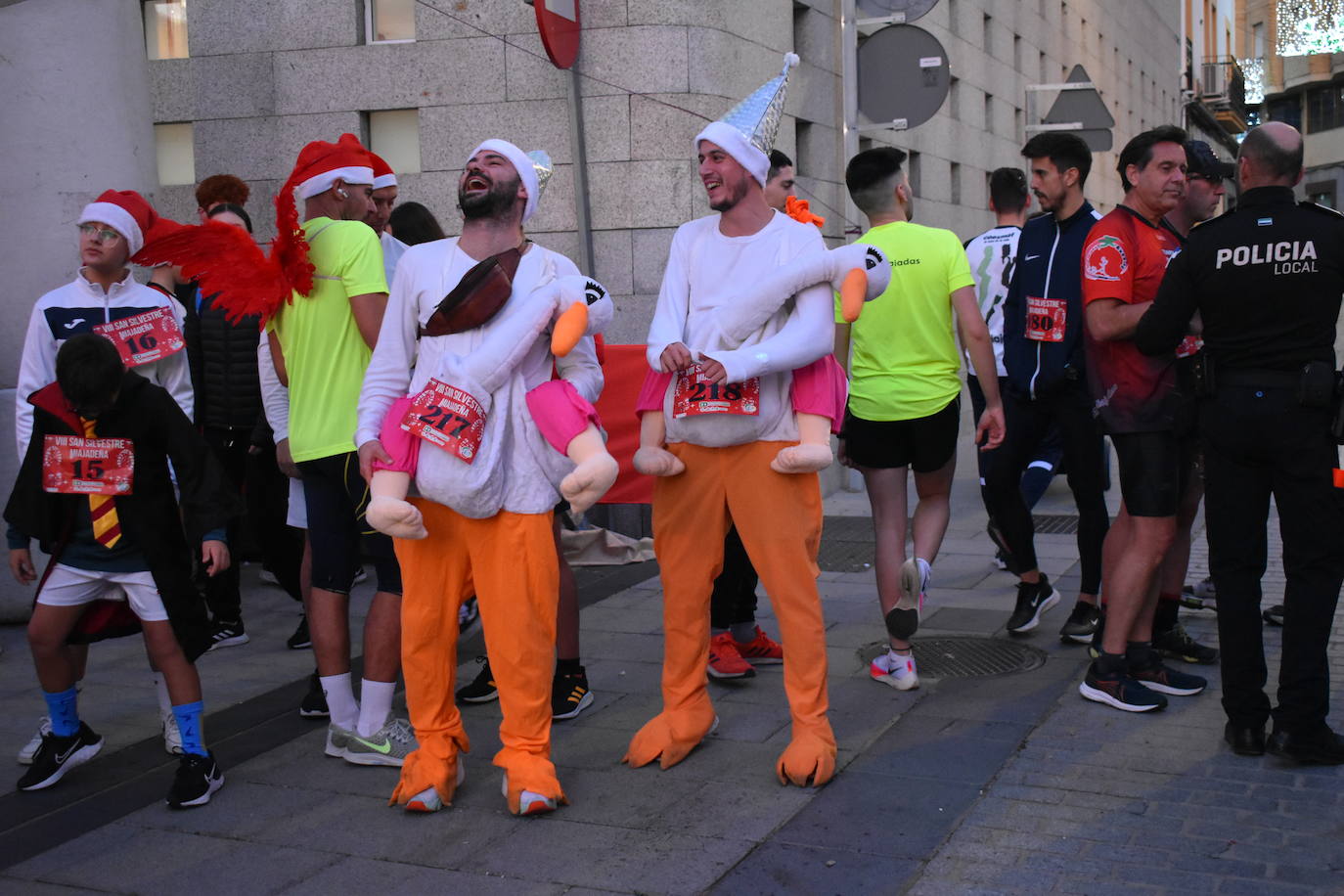 La VIII San Silvestre Miajadeña dejó momentos divertidos y únicos, como se esperaba de ella. La emoción en la cara de los corredores a la salida, la diversión en el trayecto, el cansancio en todo su cuerpo a la llegada a meta, un cansancio mezclado con la satisfacción del objetivo conseguido, la alegría de los ganadores de los premios a los disfraces, el disfrute del público,... Todo lo que hace que la San Silvestre Miajadeña sea uno de los días más esperados del año. 