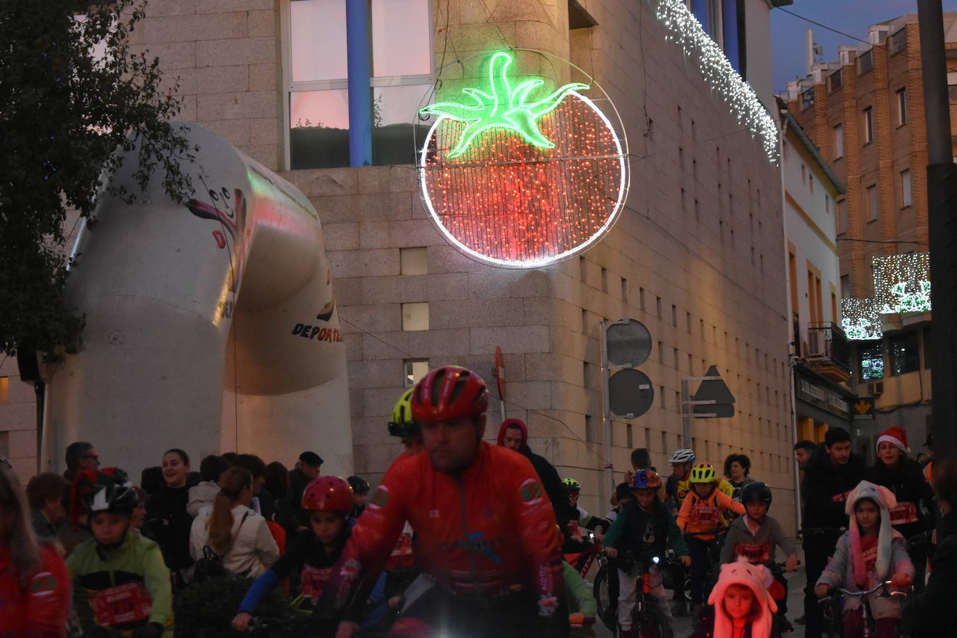 La VIII San Silvestre Miajadeña dejó momentos divertidos y únicos, como se esperaba de ella. La emoción en la cara de los corredores a la salida, la diversión en el trayecto, el cansancio en todo su cuerpo a la llegada a meta, un cansancio mezclado con la satisfacción del objetivo conseguido, la alegría de los ganadores de los premios a los disfraces, el disfrute del público,... Todo lo que hace que la San Silvestre Miajadeña sea uno de los días más esperados del año. 