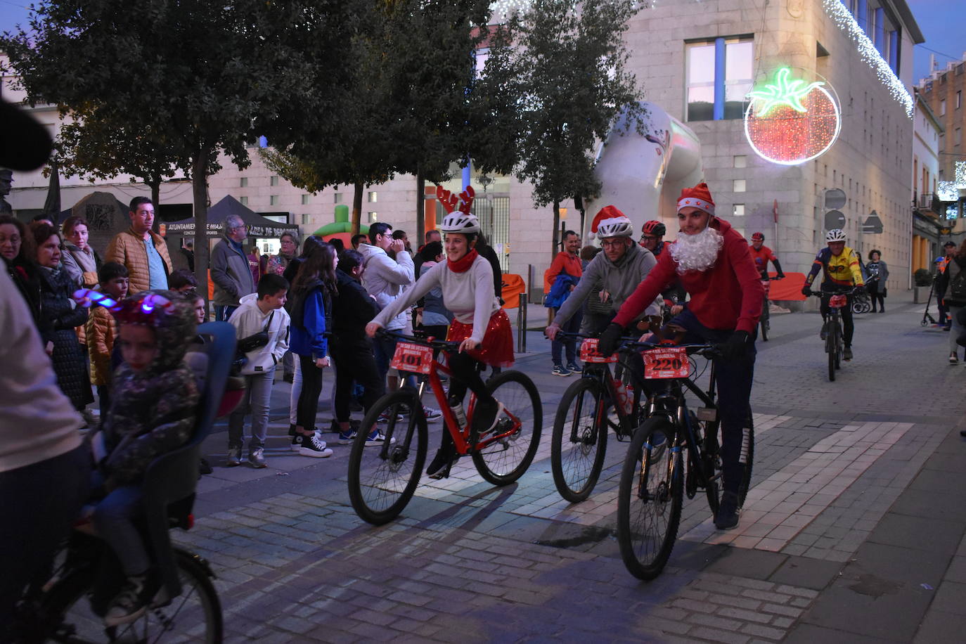 La VIII San Silvestre Miajadeña dejó momentos divertidos y únicos, como se esperaba de ella. La emoción en la cara de los corredores a la salida, la diversión en el trayecto, el cansancio en todo su cuerpo a la llegada a meta, un cansancio mezclado con la satisfacción del objetivo conseguido, la alegría de los ganadores de los premios a los disfraces, el disfrute del público,... Todo lo que hace que la San Silvestre Miajadeña sea uno de los días más esperados del año. 