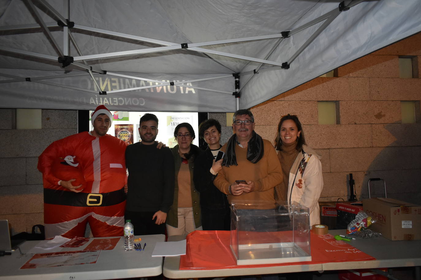 La VIII San Silvestre Miajadeña dejó momentos divertidos y únicos, como se esperaba de ella. La emoción en la cara de los corredores a la salida, la diversión en el trayecto, el cansancio en todo su cuerpo a la llegada a meta, un cansancio mezclado con la satisfacción del objetivo conseguido, la alegría de los ganadores de los premios a los disfraces, el disfrute del público,... Todo lo que hace que la San Silvestre Miajadeña sea uno de los días más esperados del año. 