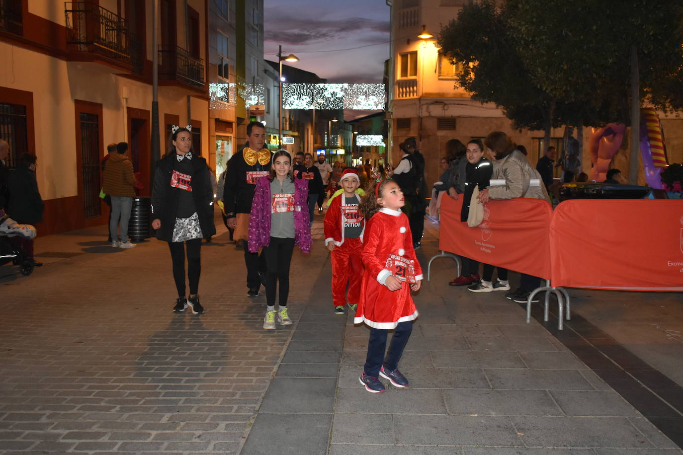 La VIII San Silvestre Miajadeña dejó momentos divertidos y únicos, como se esperaba de ella. La emoción en la cara de los corredores a la salida, la diversión en el trayecto, el cansancio en todo su cuerpo a la llegada a meta, un cansancio mezclado con la satisfacción del objetivo conseguido, la alegría de los ganadores de los premios a los disfraces, el disfrute del público,... Todo lo que hace que la San Silvestre Miajadeña sea uno de los días más esperados del año. 