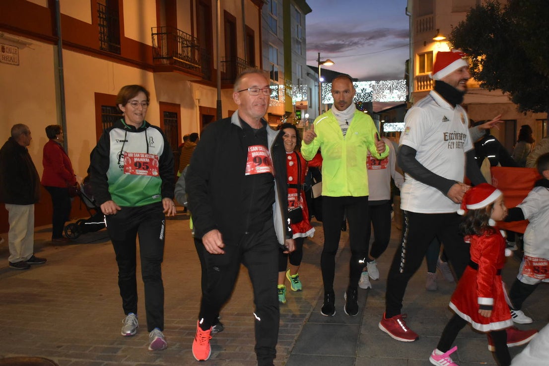 La VIII San Silvestre Miajadeña dejó momentos divertidos y únicos, como se esperaba de ella. La emoción en la cara de los corredores a la salida, la diversión en el trayecto, el cansancio en todo su cuerpo a la llegada a meta, un cansancio mezclado con la satisfacción del objetivo conseguido, la alegría de los ganadores de los premios a los disfraces, el disfrute del público,... Todo lo que hace que la San Silvestre Miajadeña sea uno de los días más esperados del año. 