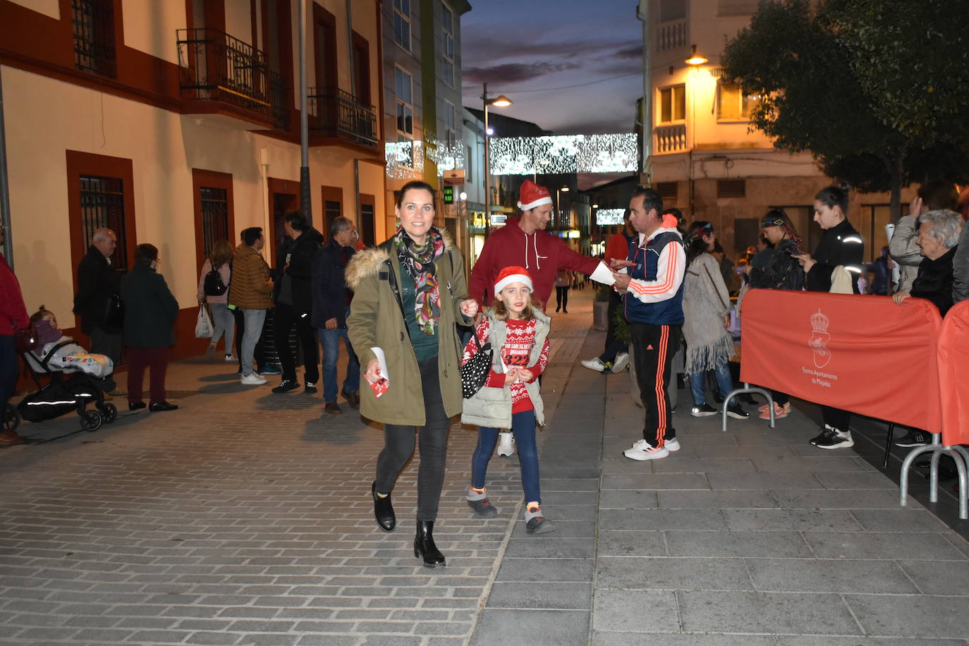 La VIII San Silvestre Miajadeña dejó momentos divertidos y únicos, como se esperaba de ella. La emoción en la cara de los corredores a la salida, la diversión en el trayecto, el cansancio en todo su cuerpo a la llegada a meta, un cansancio mezclado con la satisfacción del objetivo conseguido, la alegría de los ganadores de los premios a los disfraces, el disfrute del público,... Todo lo que hace que la San Silvestre Miajadeña sea uno de los días más esperados del año. 