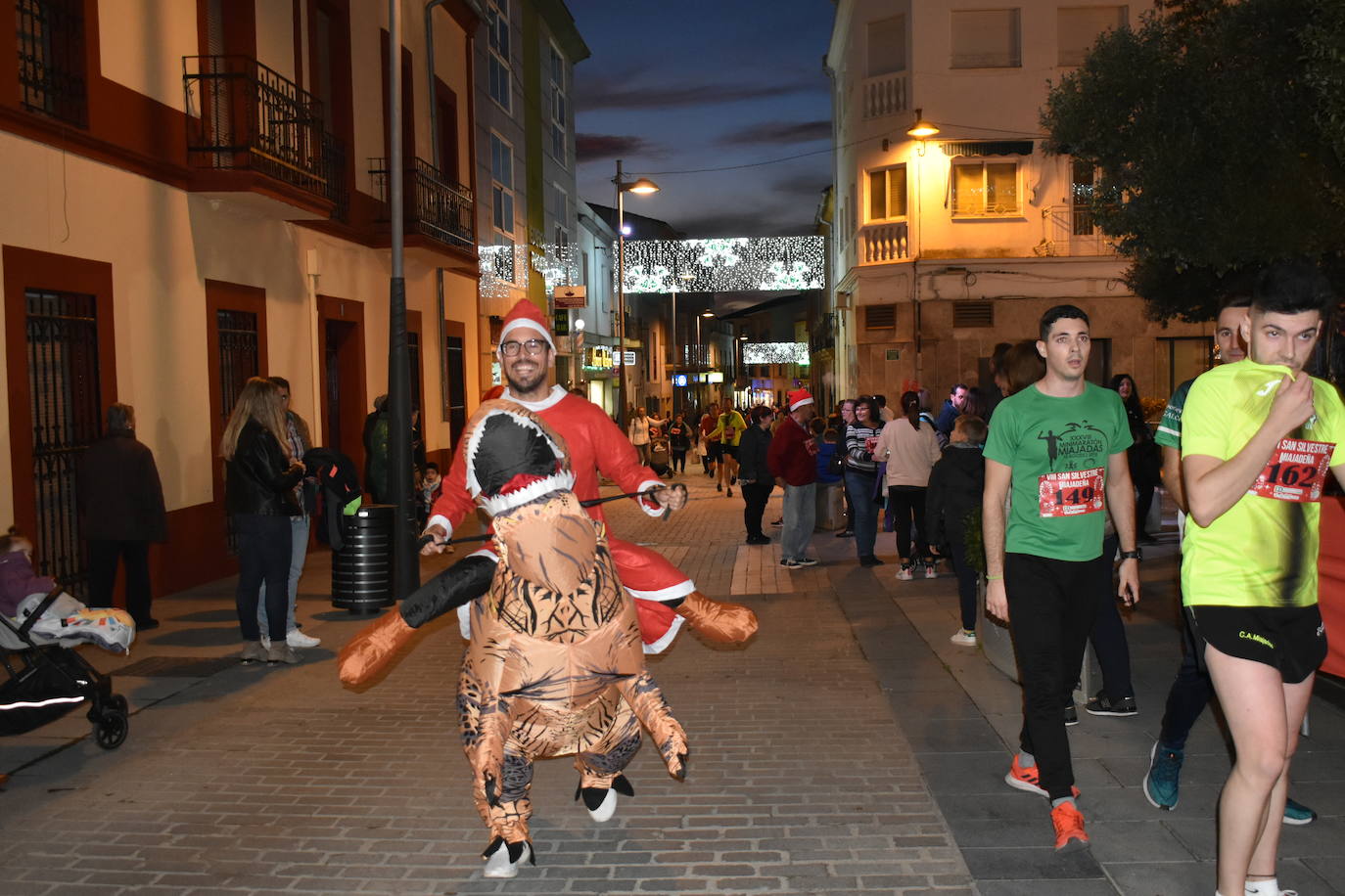 La VIII San Silvestre Miajadeña dejó momentos divertidos y únicos, como se esperaba de ella. La emoción en la cara de los corredores a la salida, la diversión en el trayecto, el cansancio en todo su cuerpo a la llegada a meta, un cansancio mezclado con la satisfacción del objetivo conseguido, la alegría de los ganadores de los premios a los disfraces, el disfrute del público,... Todo lo que hace que la San Silvestre Miajadeña sea uno de los días más esperados del año. 