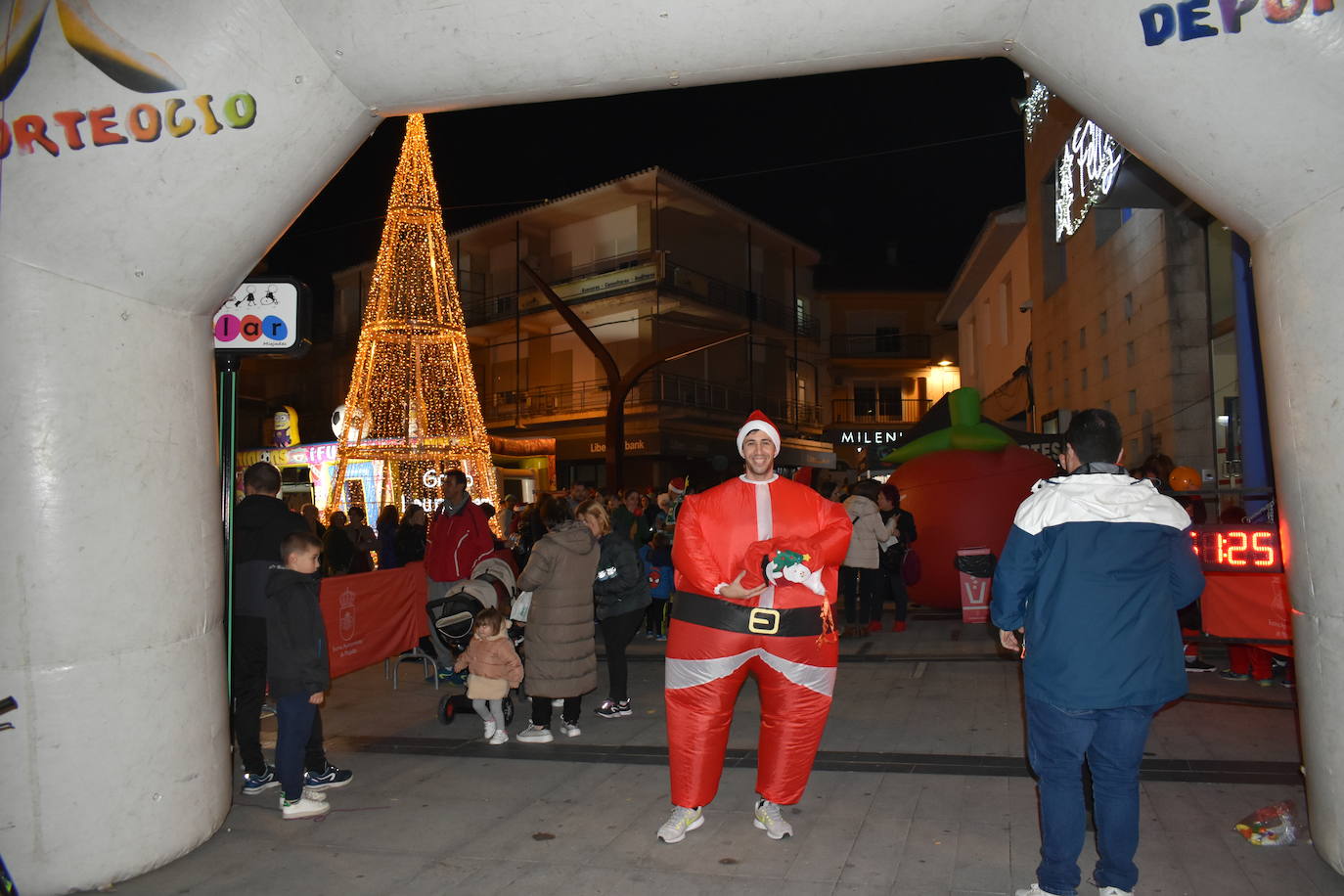 La VIII San Silvestre Miajadeña dejó momentos divertidos y únicos, como se esperaba de ella. La emoción en la cara de los corredores a la salida, la diversión en el trayecto, el cansancio en todo su cuerpo a la llegada a meta, un cansancio mezclado con la satisfacción del objetivo conseguido, la alegría de los ganadores de los premios a los disfraces, el disfrute del público,... Todo lo que hace que la San Silvestre Miajadeña sea uno de los días más esperados del año. 