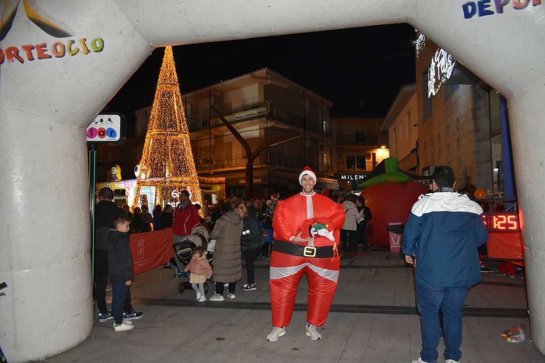 La VIII San Silvestre Miajadeña dejó momentos divertidos y únicos, como se esperaba de ella. La emoción en la cara de los corredores a la salida, la diversión en el trayecto, el cansancio en todo su cuerpo a la llegada a meta, un cansancio mezclado con la satisfacción del objetivo conseguido, la alegría de los ganadores de los premios a los disfraces, el disfrute del público,... Todo lo que hace que la San Silvestre Miajadeña sea uno de los días más esperados del año. 
