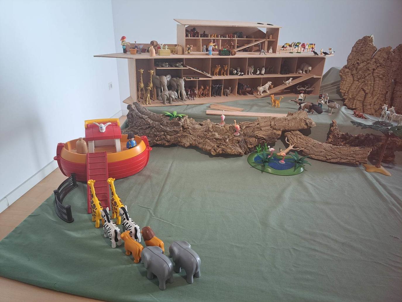 El Arca de Noé (abajo a la izquierda), primeras figuras playmobil, que le trajeron los Reyes Magos cuando tenía dos años 