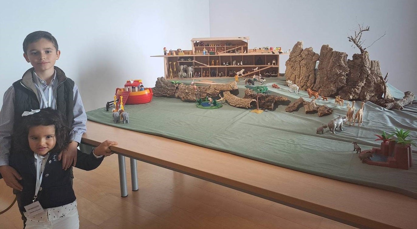 Nicolás Vega posa con su hermana María junto al Arca de Noé 