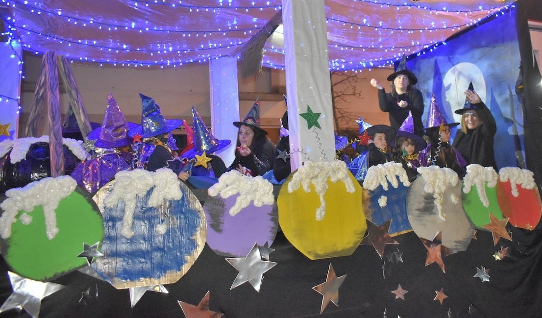 La magia de los Reyes Magos volvió a las calles y a las casas de Miajadas para repartir ilusión, cumplir deseos y llevar regalos, tanto a los más pequeños como a los mayores. La Cabalgata fue la presentación de la noche más especial del año, donde Sus Majestades de Oriente estuvieron acompañados por duendecillos, magos, brujas, dinosaurios, alumnos y profes, divertidos monstruitos, y pequeños-grandes en pijama que ya estaban preparados para irse a dormir y esperar la visita de los Reyes a sus casas, sin olvidar el Portal de Belén con María, José y el niño Jesús recién nacido. 