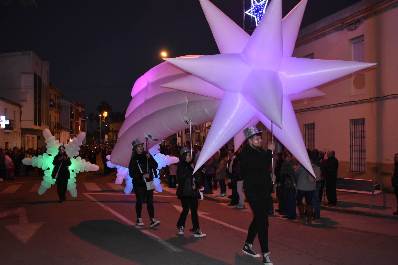 La magia de los Reyes Magos volvió a las calles y a las casas de Miajadas para repartir ilusión, cumplir deseos y llevar regalos, tanto a los más pequeños como a los mayores. La Cabalgata fue la presentación de la noche más especial del año, donde Sus Majestades de Oriente estuvieron acompañados por duendecillos, magos, brujas, dinosaurios, alumnos y profes, divertidos monstruitos, y pequeños-grandes en pijama que ya estaban preparados para irse a dormir y esperar la visita de los Reyes a sus casas, sin olvidar el Portal de Belén con María, José y el niño Jesús recién nacido. 