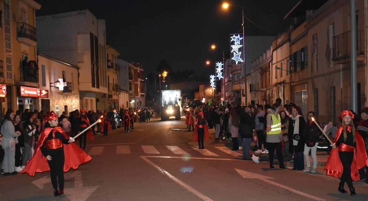 La magia de los Reyes Magos volvió a las calles y a las casas de Miajadas para repartir ilusión, cumplir deseos y llevar regalos, tanto a los más pequeños como a los mayores. La Cabalgata fue la presentación de la noche más especial del año, donde Sus Majestades de Oriente estuvieron acompañados por duendecillos, magos, brujas, dinosaurios, alumnos y profes, divertidos monstruitos, y pequeños-grandes en pijama que ya estaban preparados para irse a dormir y esperar la visita de los Reyes a sus casas, sin olvidar el Portal de Belén con María, José y el niño Jesús recién nacido. 