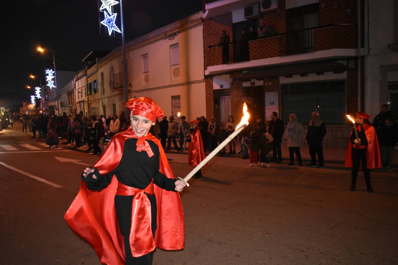 La magia de los Reyes Magos volvió a las calles y a las casas de Miajadas para repartir ilusión, cumplir deseos y llevar regalos, tanto a los más pequeños como a los mayores. La Cabalgata fue la presentación de la noche más especial del año, donde Sus Majestades de Oriente estuvieron acompañados por duendecillos, magos, brujas, dinosaurios, alumnos y profes, divertidos monstruitos, y pequeños-grandes en pijama que ya estaban preparados para irse a dormir y esperar la visita de los Reyes a sus casas, sin olvidar el Portal de Belén con María, José y el niño Jesús recién nacido. 