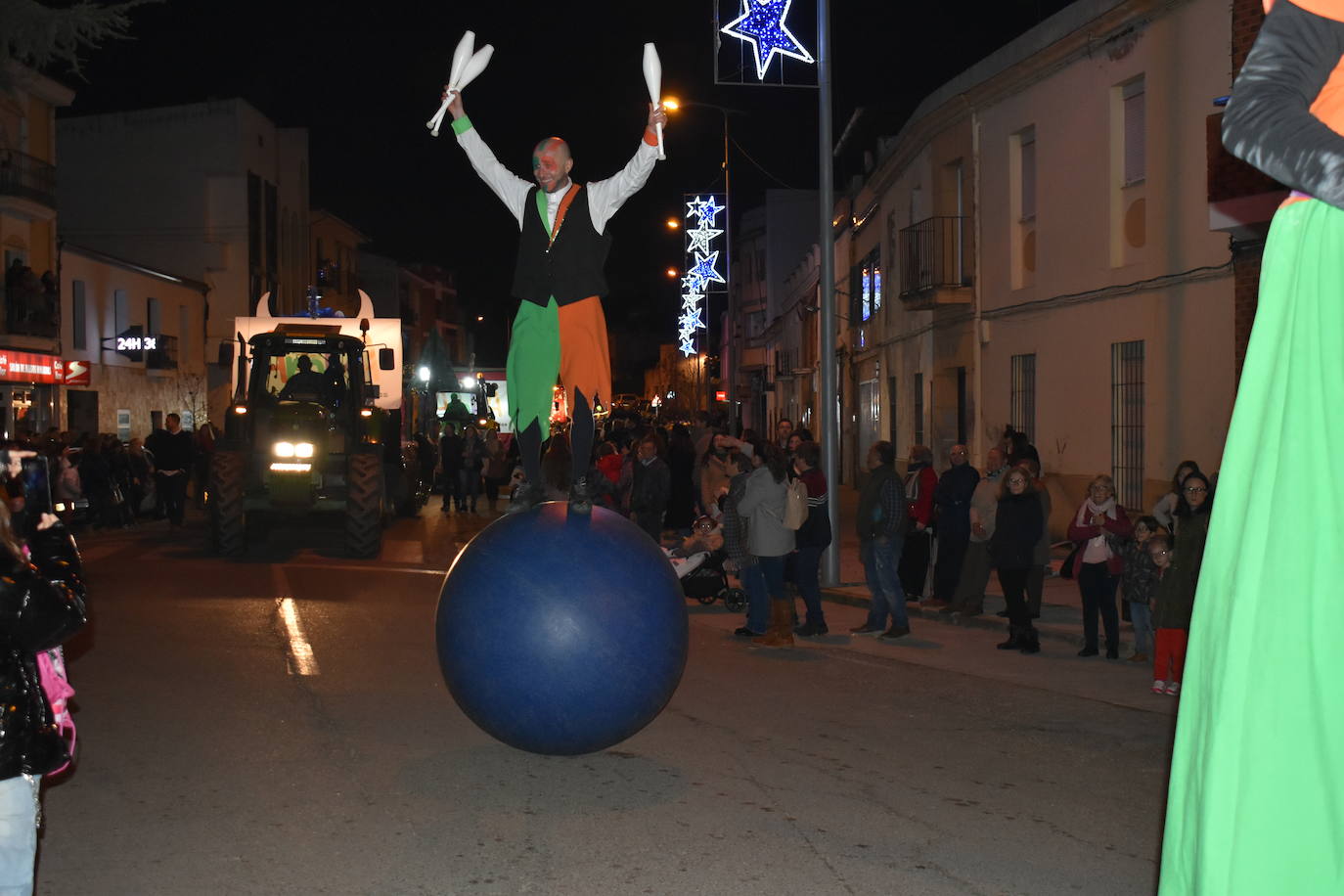 La magia de los Reyes Magos volvió a las calles y a las casas de Miajadas para repartir ilusión, cumplir deseos y llevar regalos, tanto a los más pequeños como a los mayores. La Cabalgata fue la presentación de la noche más especial del año, donde Sus Majestades de Oriente estuvieron acompañados por duendecillos, magos, brujas, dinosaurios, alumnos y profes, divertidos monstruitos, y pequeños-grandes en pijama que ya estaban preparados para irse a dormir y esperar la visita de los Reyes a sus casas, sin olvidar el Portal de Belén con María, José y el niño Jesús recién nacido. 