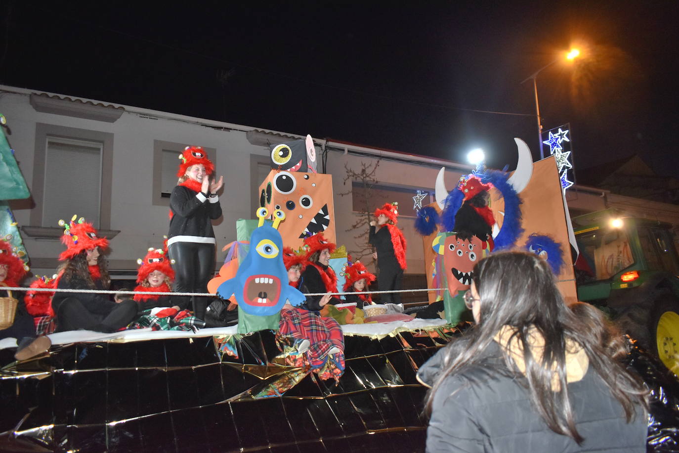 La magia de los Reyes Magos volvió a las calles y a las casas de Miajadas para repartir ilusión, cumplir deseos y llevar regalos, tanto a los más pequeños como a los mayores. La Cabalgata fue la presentación de la noche más especial del año, donde Sus Majestades de Oriente estuvieron acompañados por duendecillos, magos, brujas, dinosaurios, alumnos y profes, divertidos monstruitos, y pequeños-grandes en pijama que ya estaban preparados para irse a dormir y esperar la visita de los Reyes a sus casas, sin olvidar el Portal de Belén con María, José y el niño Jesús recién nacido. 