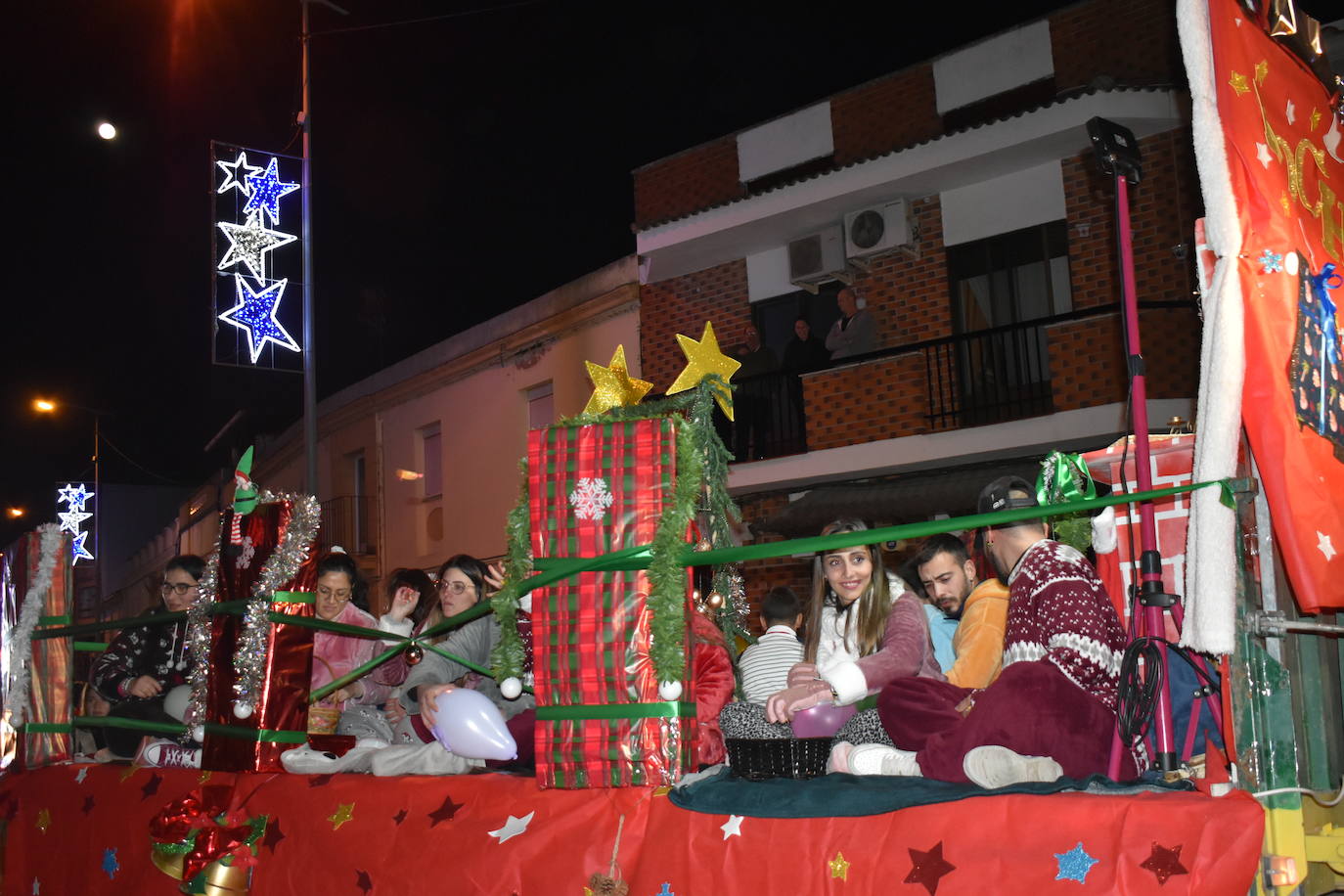 La magia de los Reyes Magos volvió a las calles y a las casas de Miajadas para repartir ilusión, cumplir deseos y llevar regalos, tanto a los más pequeños como a los mayores. La Cabalgata fue la presentación de la noche más especial del año, donde Sus Majestades de Oriente estuvieron acompañados por duendecillos, magos, brujas, dinosaurios, alumnos y profes, divertidos monstruitos, y pequeños-grandes en pijama que ya estaban preparados para irse a dormir y esperar la visita de los Reyes a sus casas, sin olvidar el Portal de Belén con María, José y el niño Jesús recién nacido. 