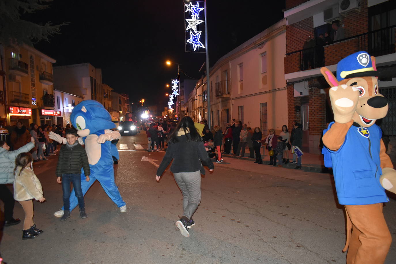 La magia de los Reyes Magos volvió a las calles y a las casas de Miajadas para repartir ilusión, cumplir deseos y llevar regalos, tanto a los más pequeños como a los mayores. La Cabalgata fue la presentación de la noche más especial del año, donde Sus Majestades de Oriente estuvieron acompañados por duendecillos, magos, brujas, dinosaurios, alumnos y profes, divertidos monstruitos, y pequeños-grandes en pijama que ya estaban preparados para irse a dormir y esperar la visita de los Reyes a sus casas, sin olvidar el Portal de Belén con María, José y el niño Jesús recién nacido. 