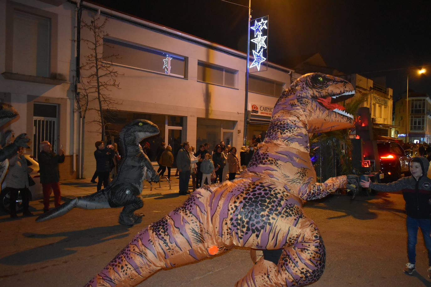 La magia de los Reyes Magos volvió a las calles y a las casas de Miajadas para repartir ilusión, cumplir deseos y llevar regalos, tanto a los más pequeños como a los mayores. La Cabalgata fue la presentación de la noche más especial del año, donde Sus Majestades de Oriente estuvieron acompañados por duendecillos, magos, brujas, dinosaurios, alumnos y profes, divertidos monstruitos, y pequeños-grandes en pijama que ya estaban preparados para irse a dormir y esperar la visita de los Reyes a sus casas, sin olvidar el Portal de Belén con María, José y el niño Jesús recién nacido. 