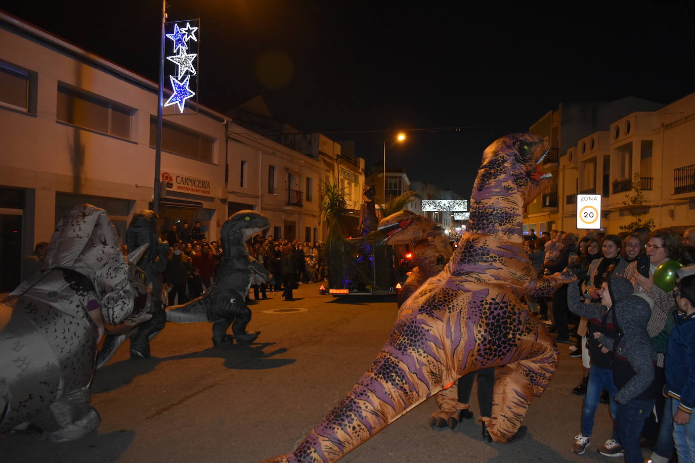 La magia de los Reyes Magos volvió a las calles y a las casas de Miajadas para repartir ilusión, cumplir deseos y llevar regalos, tanto a los más pequeños como a los mayores. La Cabalgata fue la presentación de la noche más especial del año, donde Sus Majestades de Oriente estuvieron acompañados por duendecillos, magos, brujas, dinosaurios, alumnos y profes, divertidos monstruitos, y pequeños-grandes en pijama que ya estaban preparados para irse a dormir y esperar la visita de los Reyes a sus casas, sin olvidar el Portal de Belén con María, José y el niño Jesús recién nacido. 