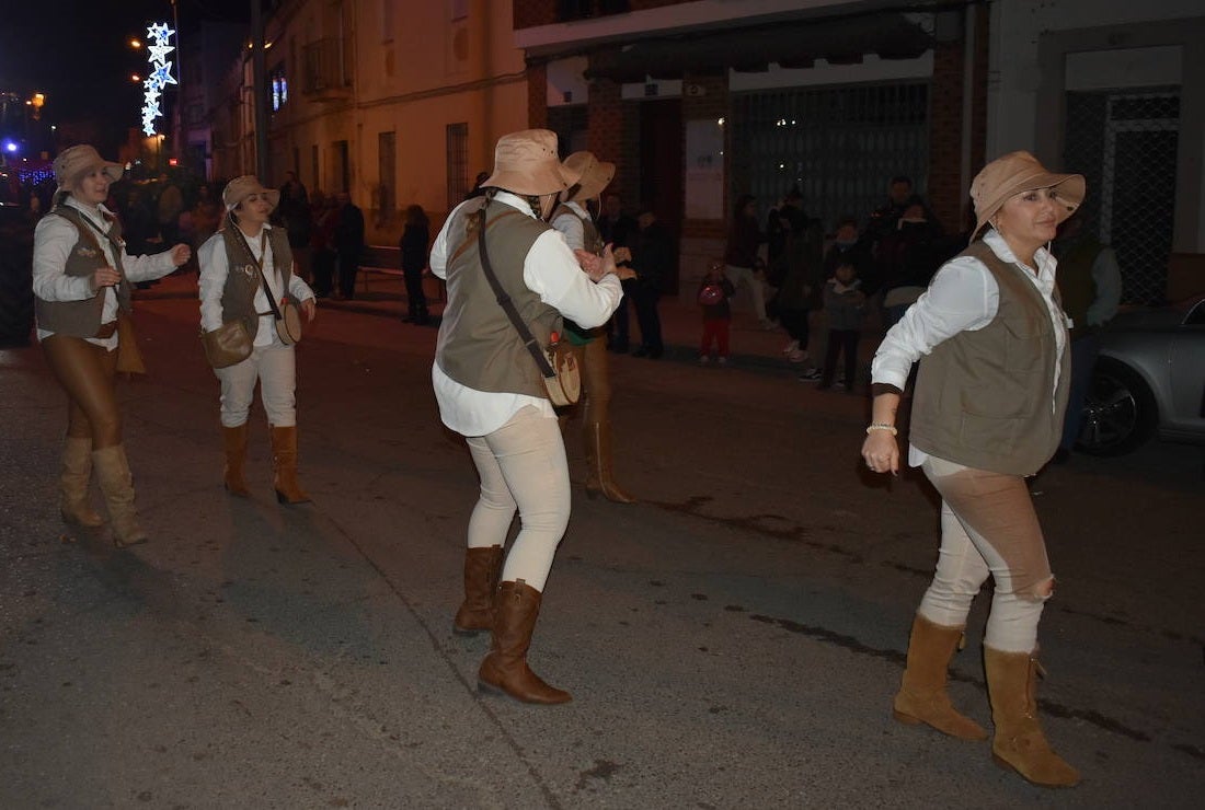 La magia de los Reyes Magos volvió a las calles y a las casas de Miajadas para repartir ilusión, cumplir deseos y llevar regalos, tanto a los más pequeños como a los mayores. La Cabalgata fue la presentación de la noche más especial del año, donde Sus Majestades de Oriente estuvieron acompañados por duendecillos, magos, brujas, dinosaurios, alumnos y profes, divertidos monstruitos, y pequeños-grandes en pijama que ya estaban preparados para irse a dormir y esperar la visita de los Reyes a sus casas, sin olvidar el Portal de Belén con María, José y el niño Jesús recién nacido. 