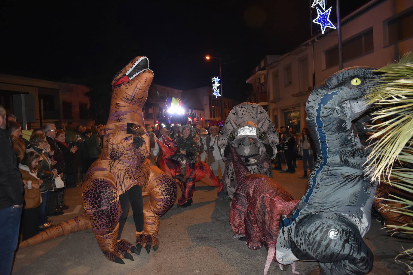 La magia de los Reyes Magos volvió a las calles y a las casas de Miajadas para repartir ilusión, cumplir deseos y llevar regalos, tanto a los más pequeños como a los mayores. La Cabalgata fue la presentación de la noche más especial del año, donde Sus Majestades de Oriente estuvieron acompañados por duendecillos, magos, brujas, dinosaurios, alumnos y profes, divertidos monstruitos, y pequeños-grandes en pijama que ya estaban preparados para irse a dormir y esperar la visita de los Reyes a sus casas, sin olvidar el Portal de Belén con María, José y el niño Jesús recién nacido. 