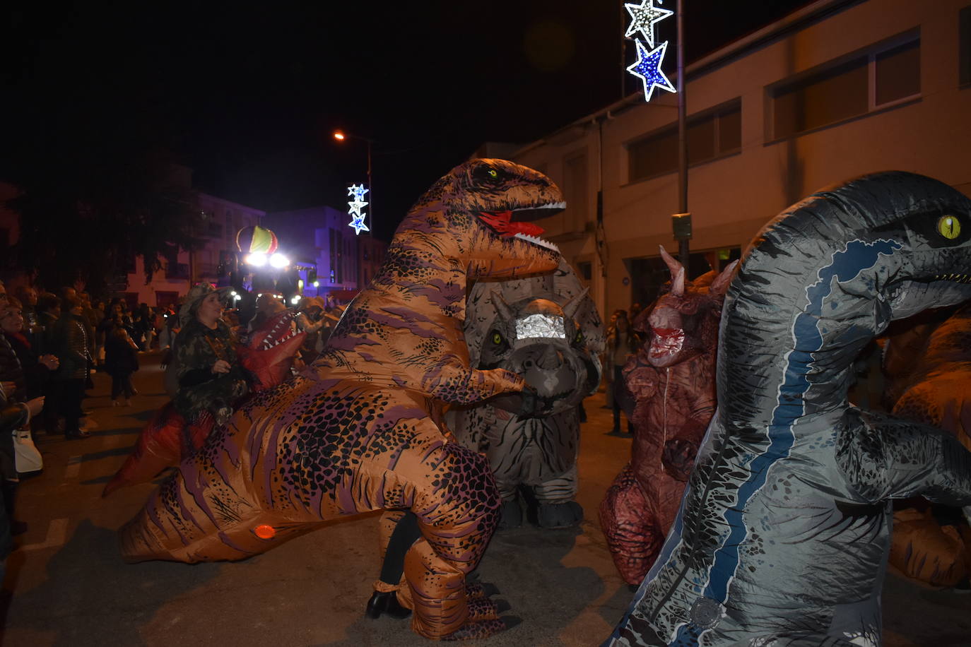 La magia de los Reyes Magos volvió a las calles y a las casas de Miajadas para repartir ilusión, cumplir deseos y llevar regalos, tanto a los más pequeños como a los mayores. La Cabalgata fue la presentación de la noche más especial del año, donde Sus Majestades de Oriente estuvieron acompañados por duendecillos, magos, brujas, dinosaurios, alumnos y profes, divertidos monstruitos, y pequeños-grandes en pijama que ya estaban preparados para irse a dormir y esperar la visita de los Reyes a sus casas, sin olvidar el Portal de Belén con María, José y el niño Jesús recién nacido. 