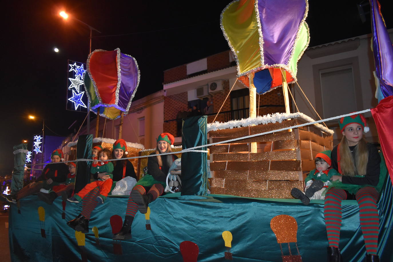 La magia de los Reyes Magos volvió a las calles y a las casas de Miajadas para repartir ilusión, cumplir deseos y llevar regalos, tanto a los más pequeños como a los mayores. La Cabalgata fue la presentación de la noche más especial del año, donde Sus Majestades de Oriente estuvieron acompañados por duendecillos, magos, brujas, dinosaurios, alumnos y profes, divertidos monstruitos, y pequeños-grandes en pijama que ya estaban preparados para irse a dormir y esperar la visita de los Reyes a sus casas, sin olvidar el Portal de Belén con María, José y el niño Jesús recién nacido. 