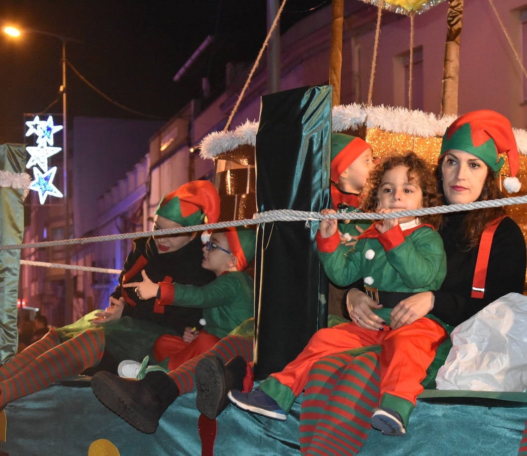 La magia de los Reyes Magos volvió a las calles y a las casas de Miajadas para repartir ilusión, cumplir deseos y llevar regalos, tanto a los más pequeños como a los mayores. La Cabalgata fue la presentación de la noche más especial del año, donde Sus Majestades de Oriente estuvieron acompañados por duendecillos, magos, brujas, dinosaurios, alumnos y profes, divertidos monstruitos, y pequeños-grandes en pijama que ya estaban preparados para irse a dormir y esperar la visita de los Reyes a sus casas, sin olvidar el Portal de Belén con María, José y el niño Jesús recién nacido. 