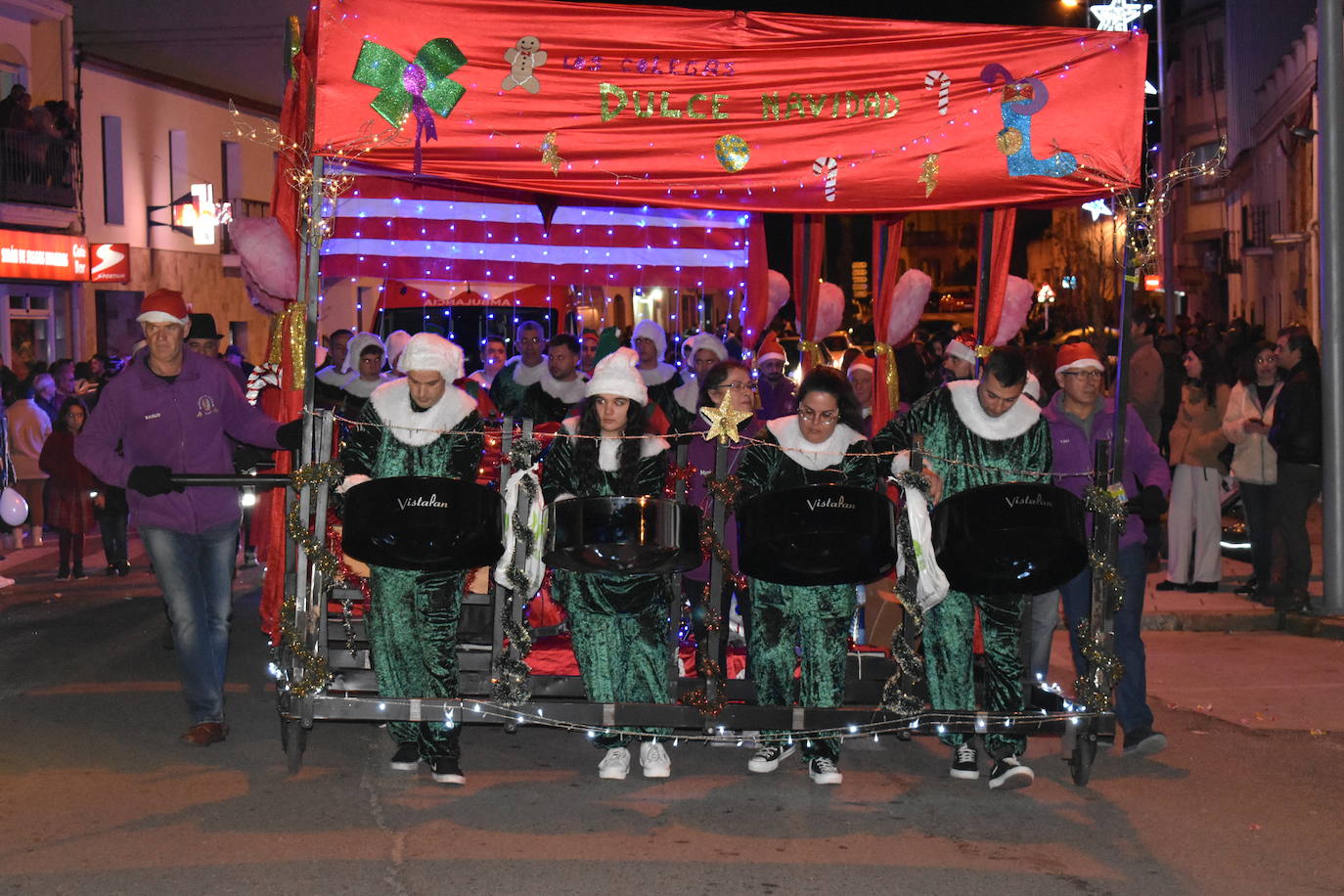 La magia de los Reyes Magos volvió a las calles y a las casas de Miajadas para repartir ilusión, cumplir deseos y llevar regalos, tanto a los más pequeños como a los mayores. La Cabalgata fue la presentación de la noche más especial del año, donde Sus Majestades de Oriente estuvieron acompañados por duendecillos, magos, brujas, dinosaurios, alumnos y profes, divertidos monstruitos, y pequeños-grandes en pijama que ya estaban preparados para irse a dormir y esperar la visita de los Reyes a sus casas, sin olvidar el Portal de Belén con María, José y el niño Jesús recién nacido. 