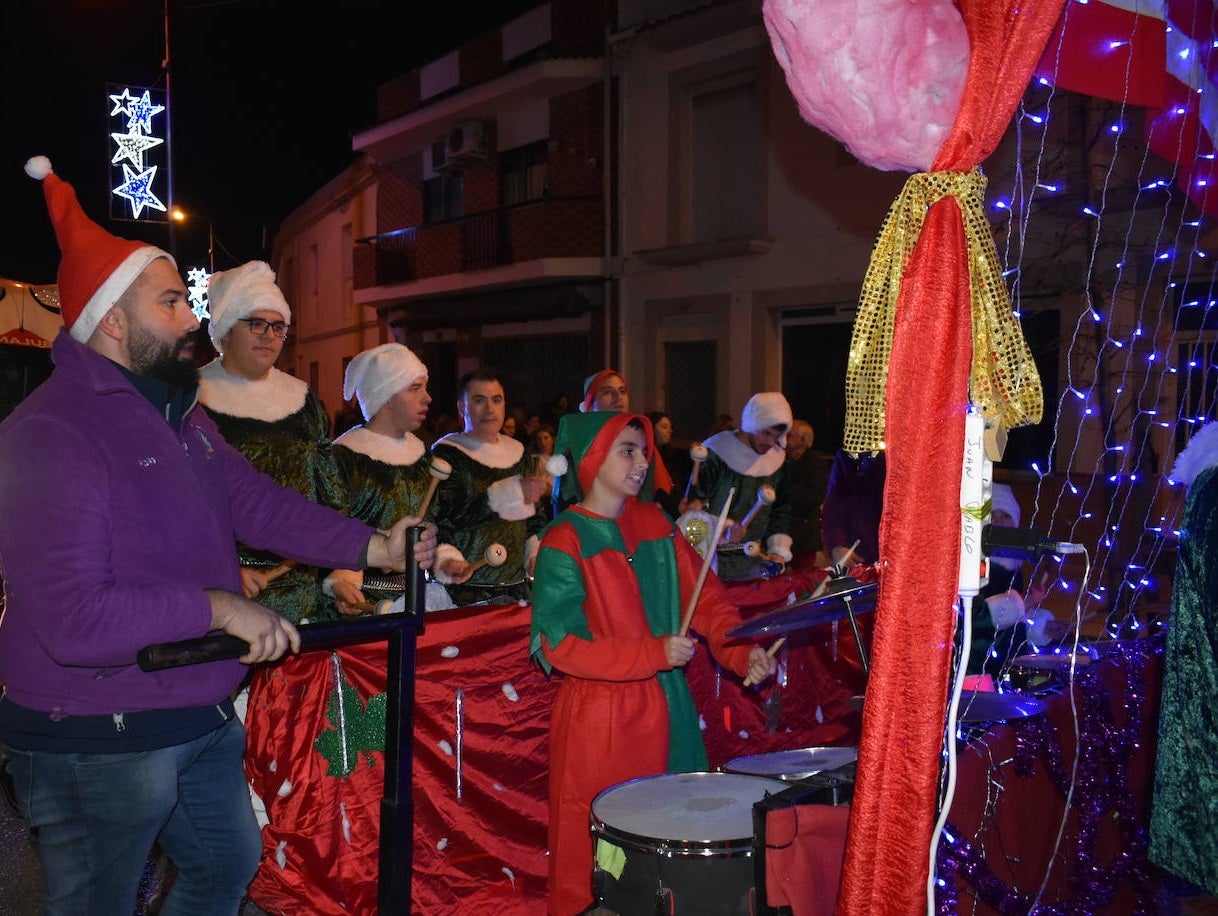 La magia de los Reyes Magos volvió a las calles y a las casas de Miajadas para repartir ilusión, cumplir deseos y llevar regalos, tanto a los más pequeños como a los mayores. La Cabalgata fue la presentación de la noche más especial del año, donde Sus Majestades de Oriente estuvieron acompañados por duendecillos, magos, brujas, dinosaurios, alumnos y profes, divertidos monstruitos, y pequeños-grandes en pijama que ya estaban preparados para irse a dormir y esperar la visita de los Reyes a sus casas, sin olvidar el Portal de Belén con María, José y el niño Jesús recién nacido. 