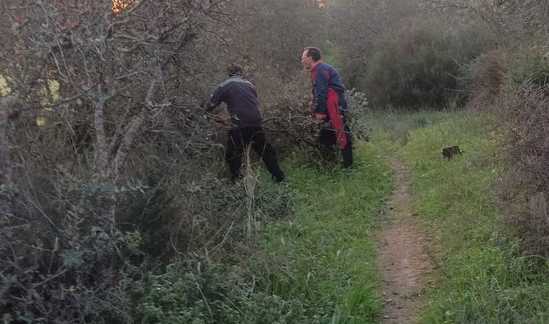 Voluntarios arreglan el recorrido de la Titán de los Ríos para los ciclistas 
