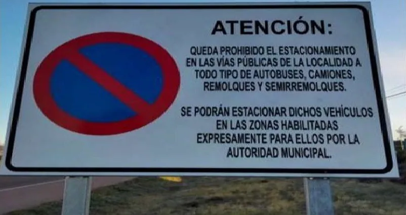 Prohibido estacionar en la vía pública autobuses, camiones, remolques y semirremolques