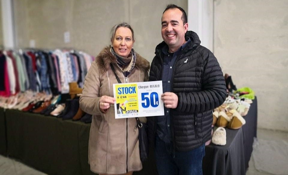 Javier Rentero recibe su cheque por valor de 50 euros en compras 