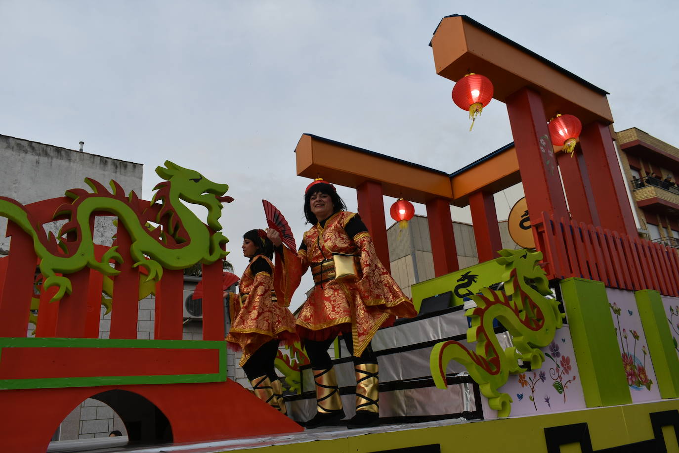 Carroza de la comparsa 'Marcha China' en el Carnaval 2023 de Miajadas 